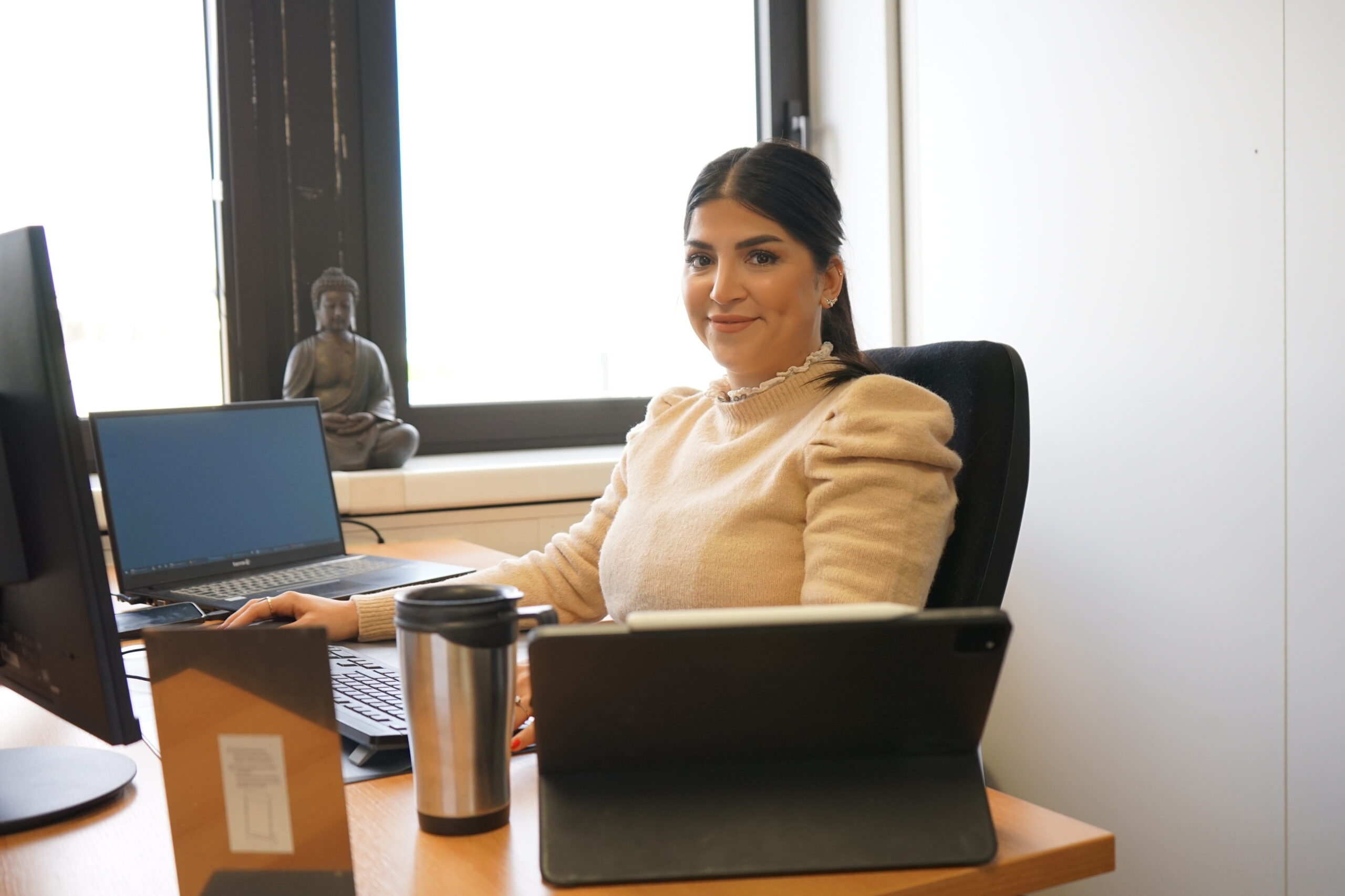 Rechtsanwältin bzw. Volljuristin der Kanzlei St-B-K an ihrem schön eingerichteten Arbeitsplatz